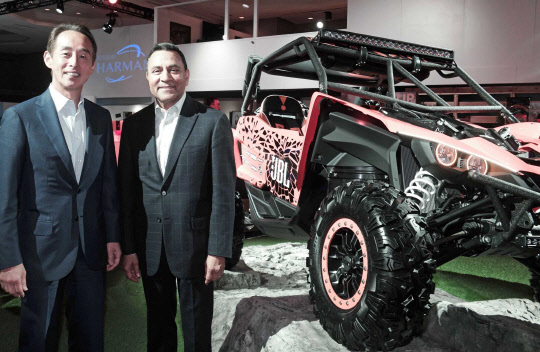 손영권 삼성전자 사장(왼쪽)과 디네쉬 팔리월 하만 CEO가 5일(현지시간) 미국 라스베이거스의 하드락 호텔에 마련된 하만 전시장에서 JBL 사운드 바를 설치한 데모차량을 둘러보고 있다. 2017.1.6